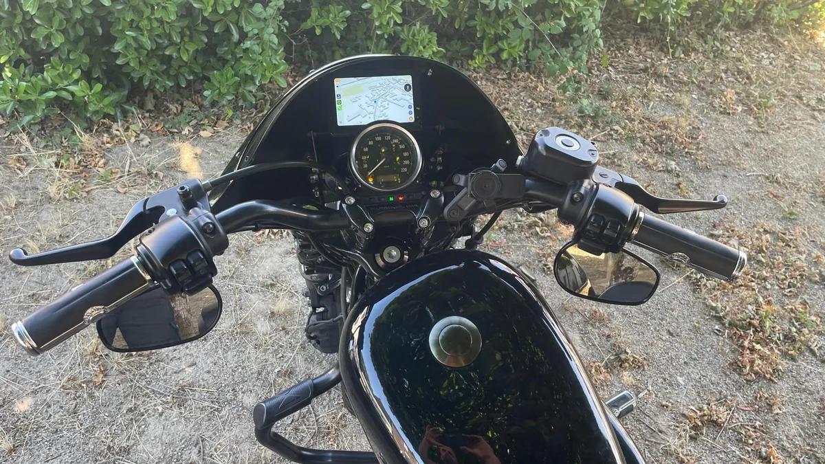 Vue de dessus du cockpit d'une Harley-Davidson Forty-Eight avec l'&eacute;cran Carpuride 502H mont&eacute; au-dessus du compteur