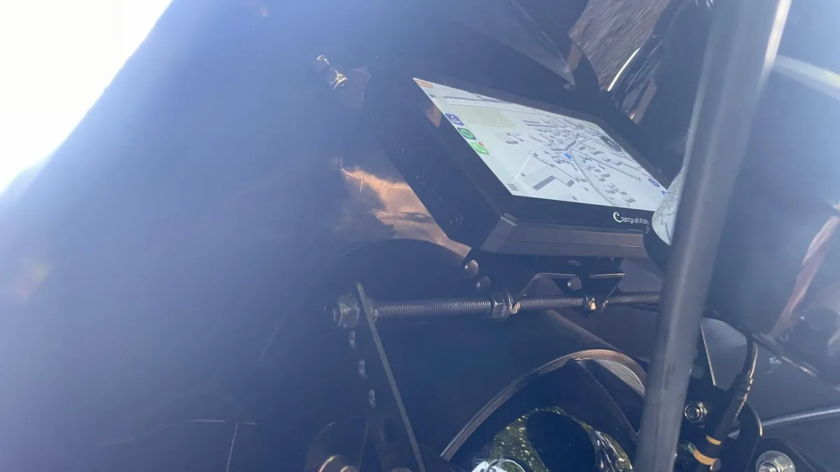 Vue arri&egrave;re du support de fixation du Carpuride 502H c&acirc;bl&eacute; sur une Harley-Davidson