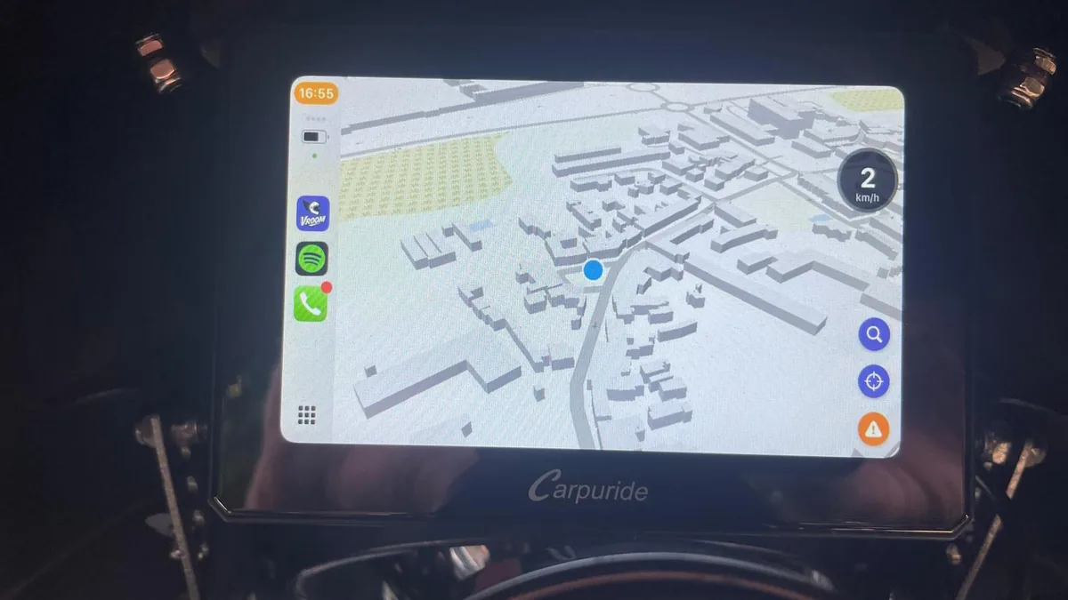 &Eacute;cran moto Carpuride 502H affichant la navigation 3D Vroom GPS en CarPlay sur une Harley-Davidson Forty-Eight