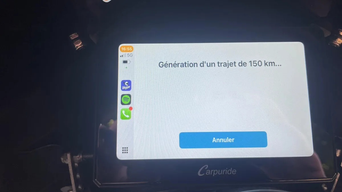 Vroom GPS g&eacute;n&eacute;rant une boucle QuickRide de 150 km sur l'&eacute;cran CarPlay Carpuride 502H