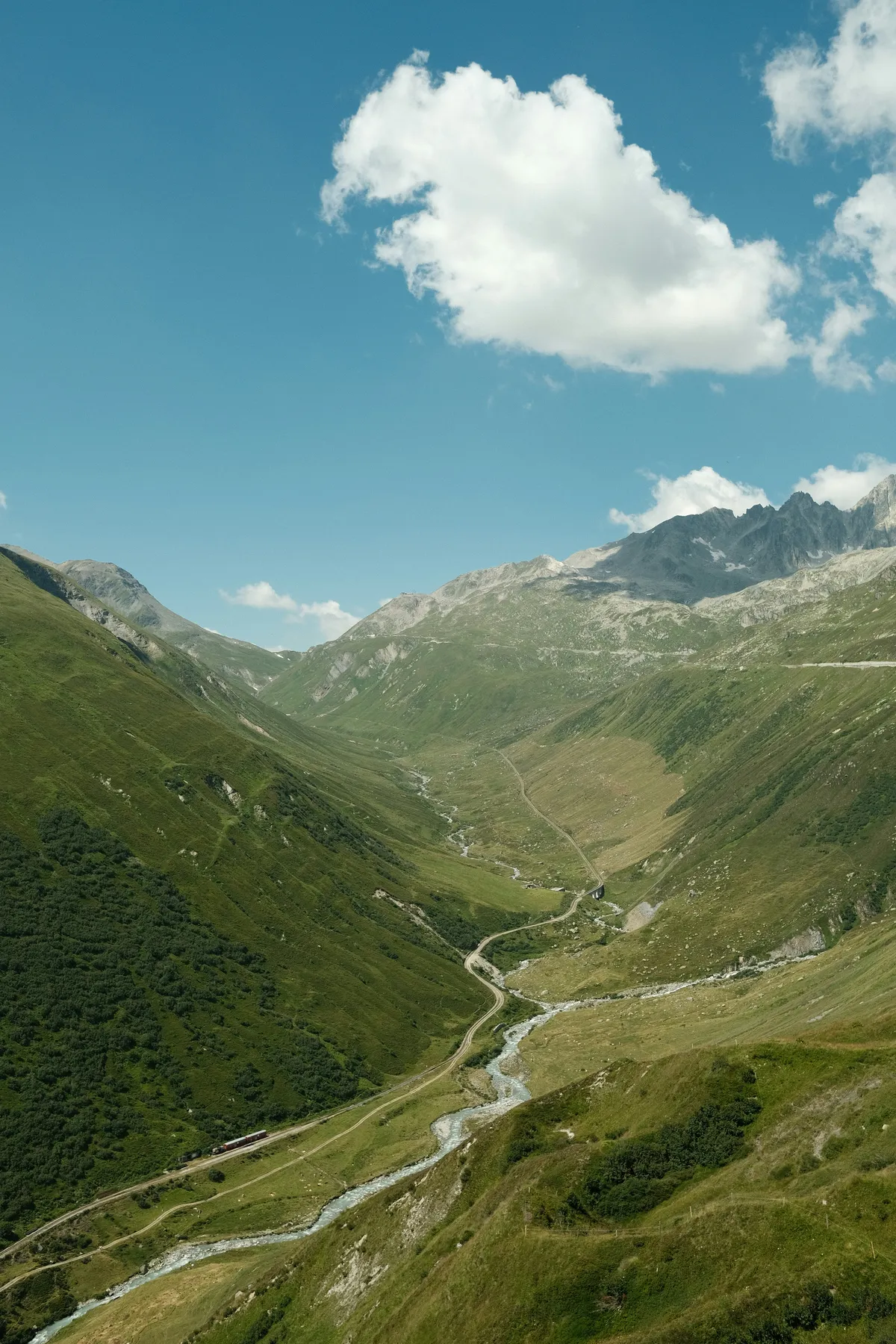 Vallée du Furka Pass en Suisse avec route et rivière