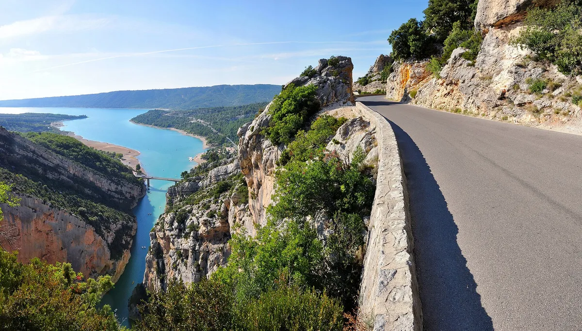 Route en corniche au-dessus des Gorges du Verdon avec eaux turquoise