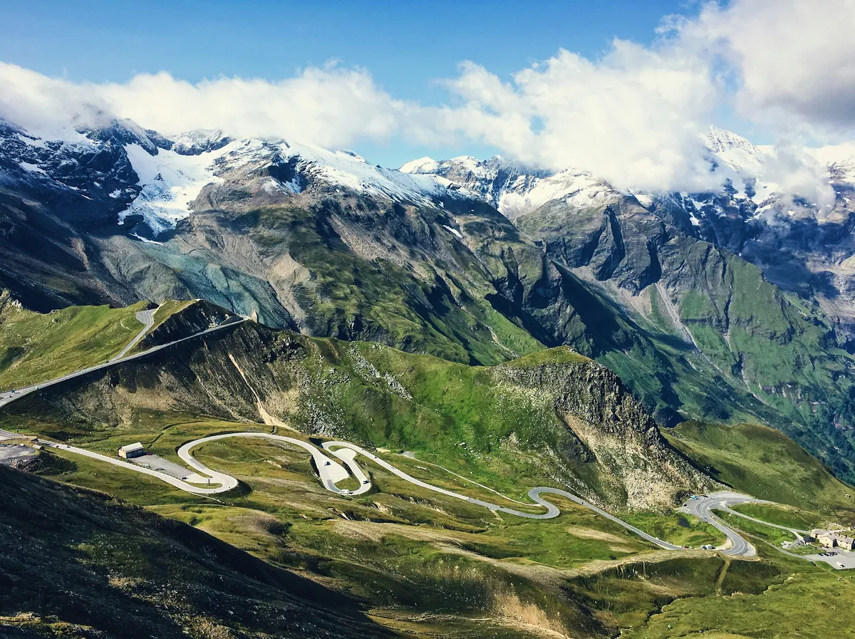 Grossglockner Hochalpenstraße avec ses virages et le glacier en arrière-plan