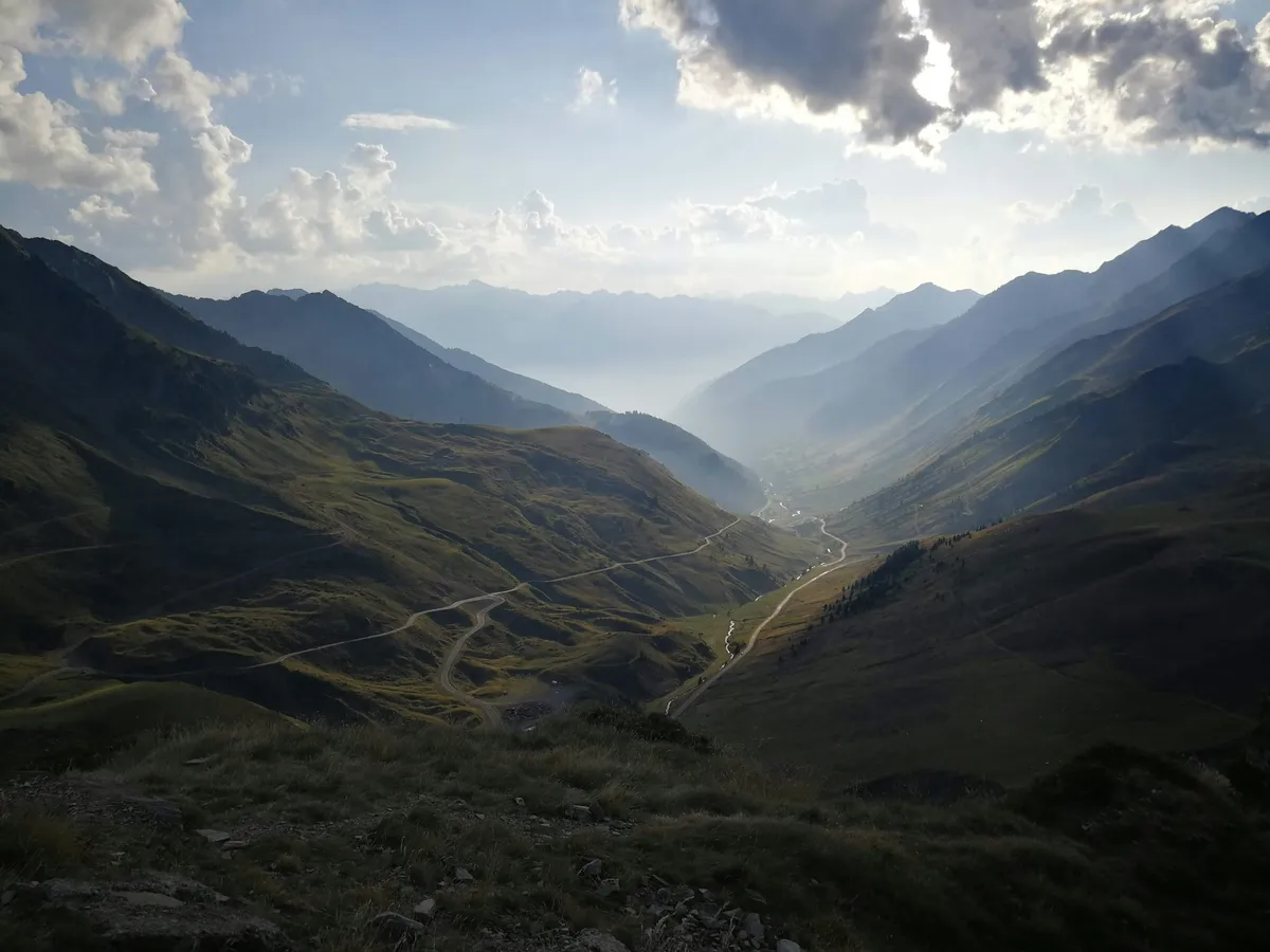 Panorama depuis le Col du Tourmalet avec route sinueuse dans la vallée