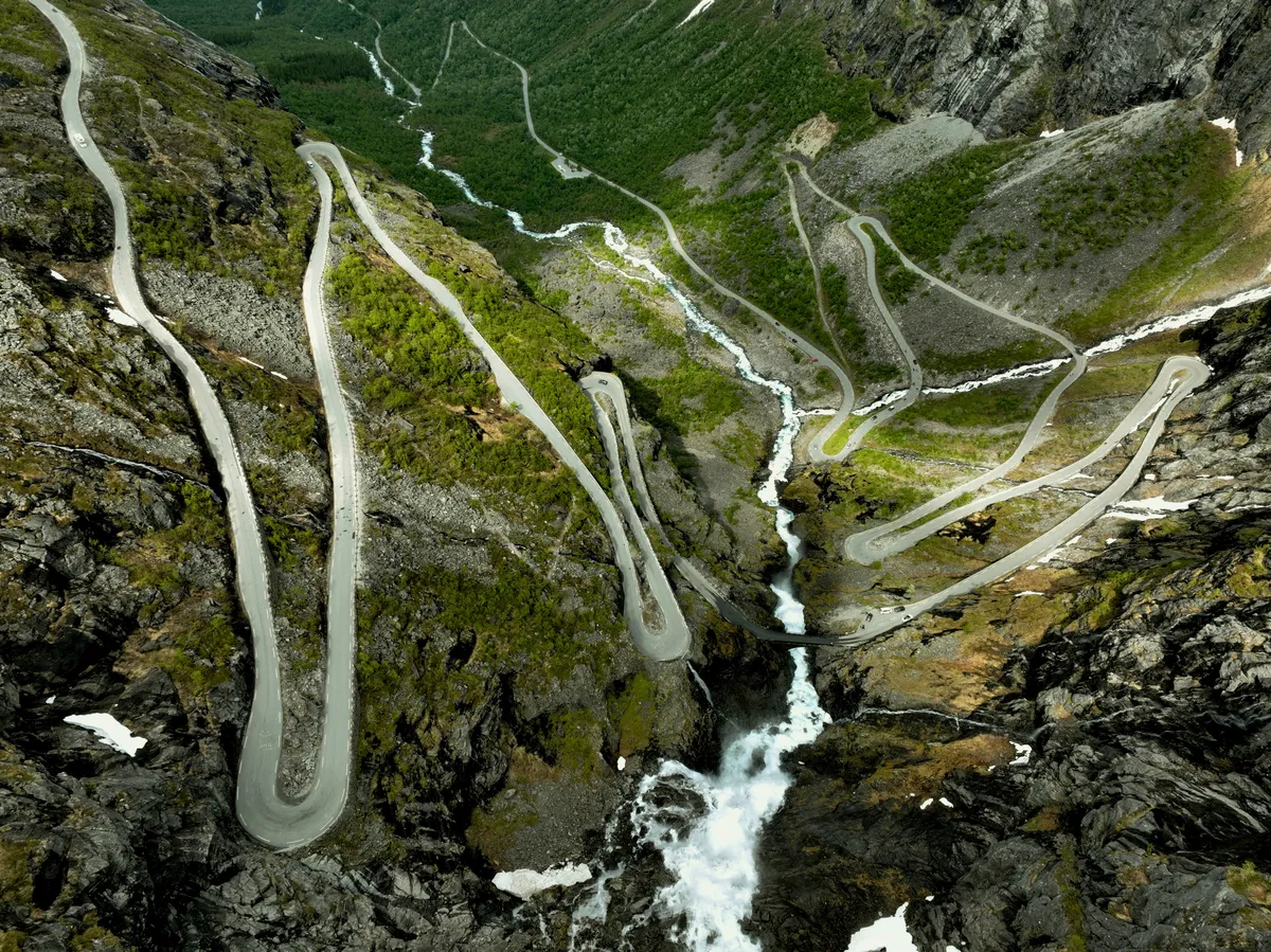 Vue aérienne du Trollstigen en Norvège avec ses virages et cascades